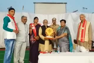 Governor honors Jageshwar Prasad for doing journalism in Chhattisgarhi