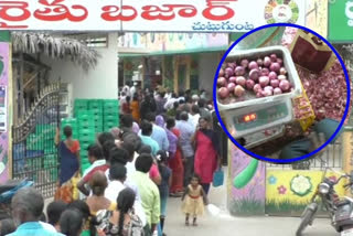 people waitting in a long que for kilo onions at guntur raithu bazar