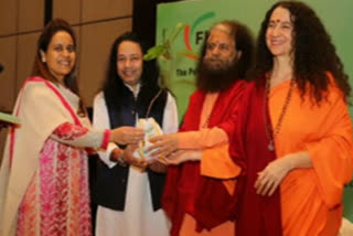 swami-chidanand-saraswati-and-kailash-kher-arrive-in-rishikesh-to-be-part-of-the-creating-the-best-version-of-themselves-program.