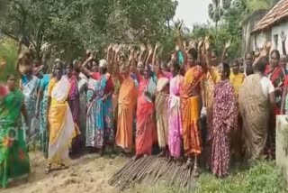 protest-against-cell-phone-by-women-in-thiruvallur