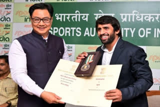 indian star wrestler bajarang punia received khel ratna puraskar from the hands of central minister kiren rijiju