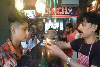 People are very fond of fire paan