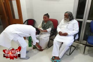 Hemant soren took blessings of mother Roopi soren and father Shibu Soren in ranchi