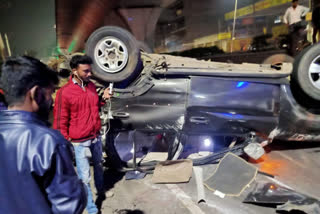 Telangana: 2 dead, 1 injured after car rams into pillar and overturns  കാര്‍ പില്ലറിലിടിച്ച് രണ്ട് വിദ്യാര്‍ഥികള്‍ മരിച്ചു  കാര്‍ അപകടത്തില്‍ വിദ്യാര്‍ഥികള്‍ മരിച്ചു  മധുപ്പൂര്‍