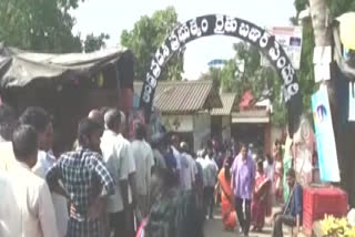 people are waitting in a que for onions in a pendurthi raithu bazar visakhapatnam