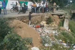 bike falls in a damaged drain