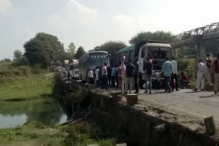 देवास न्यूज,इंदौर बैतूल राष्ट्रीय राजमार्ग,4 घंटे तक लम्बा जाम, कालीसिंध नदी,रेत डंफर में हुई टक्कर ,4 घंटे बंद रहा राष्ट्रीय राजमार्ग