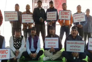 Traders demonstrated against sealing