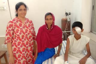 Cataract surgery for the 11 year boy,ಶಸ್ತ್ರಚಿಕಿತ್ಸೆ ಮೂಲಕ ಕಣ್ಣಿನ ಪೊರೆ ತೆಗೆದ ವೈದ್ಯರು