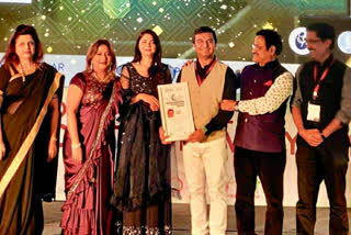 Gynecologist Dr. Alok Sharma received Wonder Doctor Award