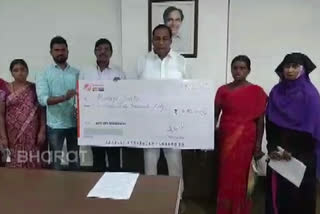 minister mallareddy distributed cm relieaf fund ckecks