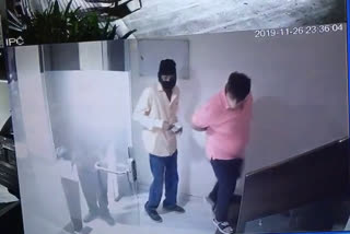 Thieves carrying out the theft incident