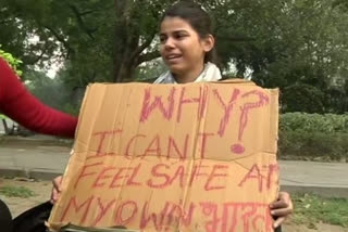 Delhi girl sits on protest alone against police over lack of women safety  സ്‌ത്രീസുരക്ഷയിൽ പൊലീസ്‌ അനാസ്ഥ  പെൺകുട്ടിയുടെ നിശബ്‌ദ പ്രതിഷേധം  ഡൽഹി പെൺകുട്ടിയുടെ പ്രതിഷേധം  girl sits on protest