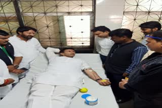 Minister Jeetu Patwari did blood donation, gave message of awareness in ujjain