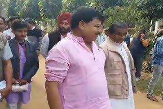 before-the-arrival-of-scindia-minister-praduman-singh-cleaned-the-park-welcomed-the-employees-by-garlanding-them-in-gwalior