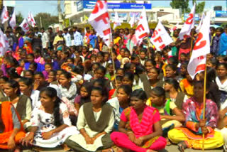 students protest on scholarship backlog to e paid at mahabubnagar