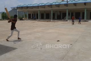 youngsters-playing-cricket-in-natham-new-bus-stand