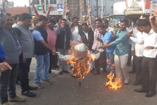 कांग्रेस कार्यकर्ताओं ने जलाया साध्वी प्रज्ञा ठाकुर का पुतला