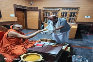 Shivrama Hebbar visits Shirazi Swarnavalli Math