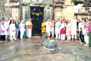 40 members of Germans visiting the temple