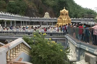 huge people visit to vijayawada indrakiladri temple