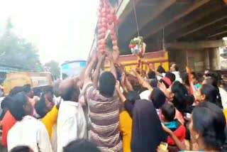 activists-fight-for-apple-in-bengalore