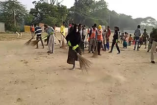 rajgarh-collector-gave-the-message-of-cleanliness-by-sweeping