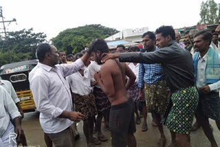 Andhra: Youth beaten up for eve-teasing in Chittoor  പ്രായപൂർത്തിയാകാത്ത പെൺകുട്ടിയെ ശല്യം ചെയ്ത യുവാക്കളെ നാട്ടുകാർ ആക്രമിച്ചു  പോക്സോ നിയമം  pocso  eve-teasing in Chittoor