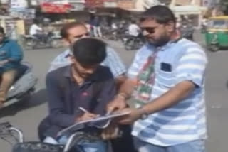 Rajkot Congress taking signatures to oppose helmet laws