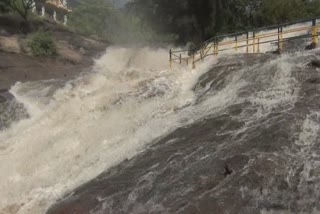 கும்பக்கரை அருவியில் வெள்ளப்பெருக்கு