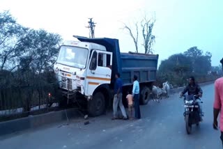 Uncontrolled truck collides to divider