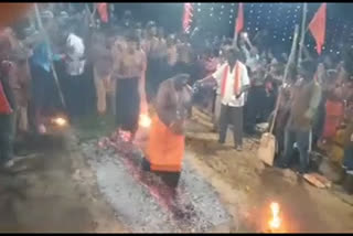 Ayyappa devotees walked on the fire sabarimala latest news തീയിലൂടെ നടന്ന് അയ്യപ്പഭക്‌തന്‍മാര്‍ ശബരിമല