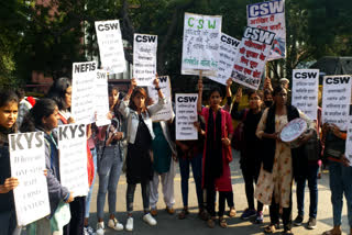 students protest at jantar mantar