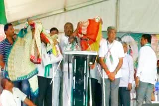 BJP candidate Narayana Gowda is sharing a saree in Mandya