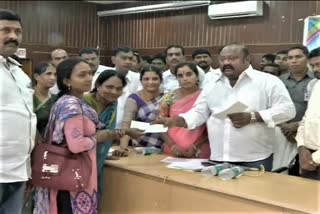 minister gangula kamalakar distribute kalyanalaxmi cheqes