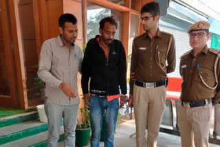 Delhi Police arrested 1 scoundrel with desi pistol