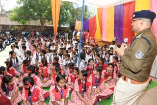 Jabalpur SP interacted directly with school children in footataal govt school jabalpur