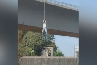 old man hanged himself publically