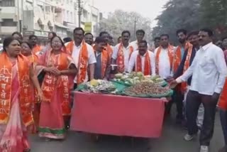 Shiv Sena's agitation by saling fruites and vegetables in jalgaon