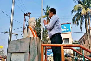 dm and officials garlanded the statue of rajendra prasad