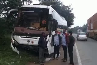 Bus overturns, rangareddy Bus overturns, rangareddy Bus overturns news, ಬಸ್​ ಪಲ್ಟಿ, ರಂಗಾರೆಡ್ಡಿಯಲ್ಲಿ ಬಸ್​ ಪಲ್ಟಿ, ರಂಗಾರೆಡ್ಡಿ ಬಸ್​ ಪಲ್ಟಿ ಸುದ್ದಿ,