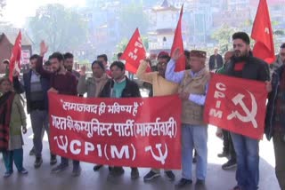 CPIM demonstrated in Mandi against rising onion prices