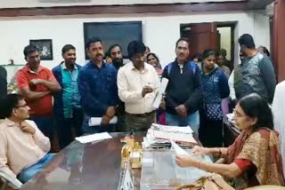 contract-workers-of-davv-meet-vice-chancellor-for-regularization-in-indore