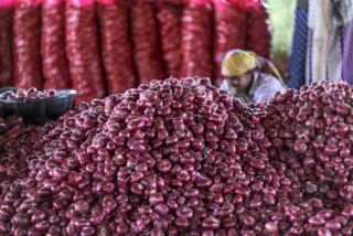 Govt reduces onion stock limit amid rising prices  ഉള്ളി വിലക്ക് പൂട്ടിടാന്‍ കേന്ദ്രം സംഭരണ ശേഷി കുറച്ചു