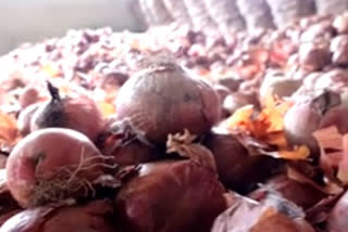 onion price hike news  kerala onion price  സവാള വില ഉയരുന്ന വാർത്ത  കുടുംബ ബജറ്റുകൾ താളം തെറ്റുന്നു  സവാള വില