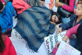 swati maliwal sit on indefinite hunger strike continue at rajghat