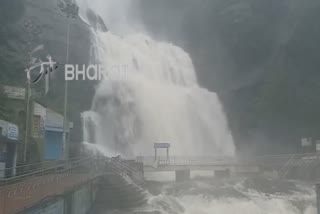 ban-to-enter-in-courtallam-falls-due-to-water-overflow