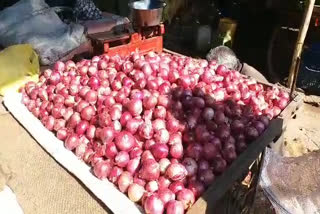 people-are-disturbed-due-to-the-rising-price-of-onion-gwalior