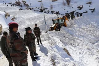 in Kashmir, three jawans killed in avalanche