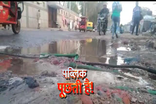 Hundreds gallons of water are being wasted in uttam nagar delhi